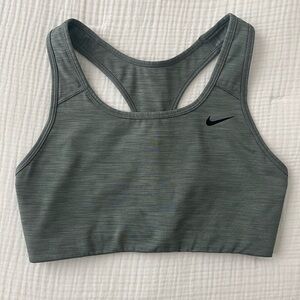 Nike Swoosh Women's Medium-Support Non-Padded Sports Bra, size M